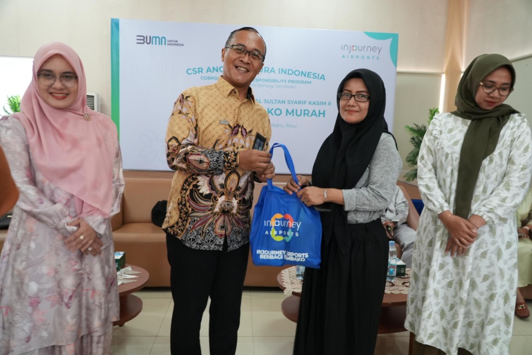 Bandara SSK II Pekanbaru gelar tebus sembako murah bagi warga sekitar (foto/yuni)