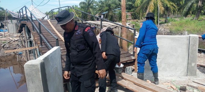Pengerjaan Jembatan Merah Putih Presisi di Kampung Aman, Sinaboi memasuki tahap akhir (foto/afrizal)