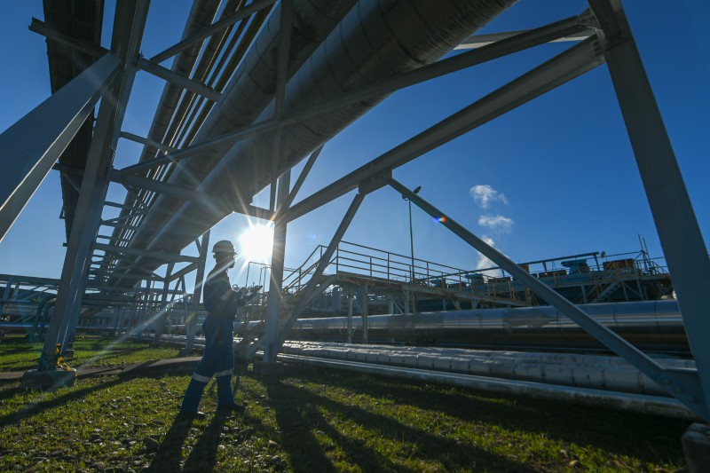 Pekerja PHR tengah melakukan peninjauan di salah satu fasilitas produksi di WK Rokan (foto/ist)