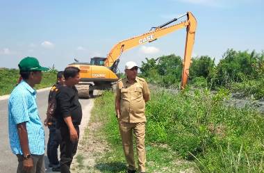 Dinas PUTR mengerjakan normalisasi Parit Atmo, Kecamatan Bangko (foto/zal)