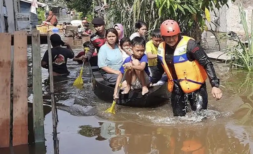 Ilustrasi banjir saat melanda wilayah Rumbai pesisir, Pekanbaru (foto/tribunpku)