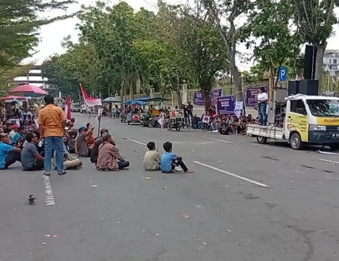 Massa aksi tolak Relokasi Lahan TNTN berunjuk rasa di Kantor Gubernur Riau, Senin (13/4/2026) .