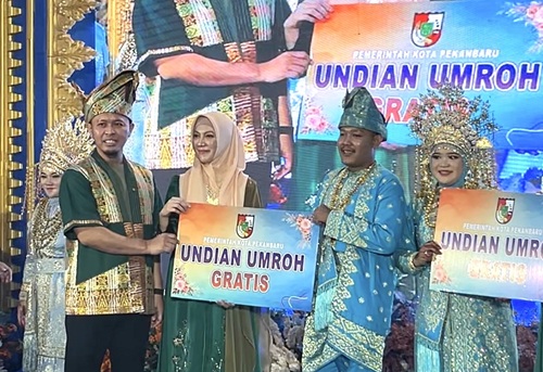 Dua pasangan nikah massal Pekanbaru raih hadiah umrah dan honeymoon gratis (foto/Tata)