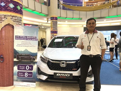 Jon, Sales Marketing Honda Soekarno Hatta di Mal Ciputra Pekanbaru.(foto: meri/halloriau.com)