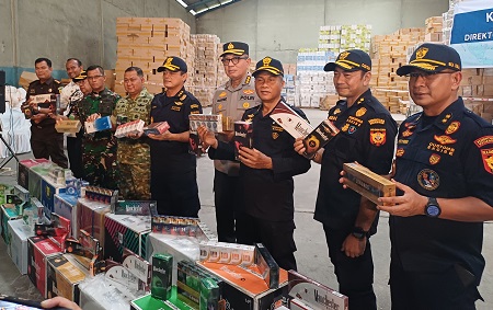 Bea Cukai gerebek gudang rokok ilegal di Pekanbaru.(foto: risnaldi/halloriau.com)