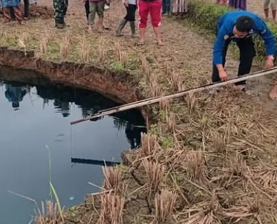 Sinkhole Situjuah Batua, Sumbar kini jadi destinasi wisata dadakan.(foto: kompas.id)