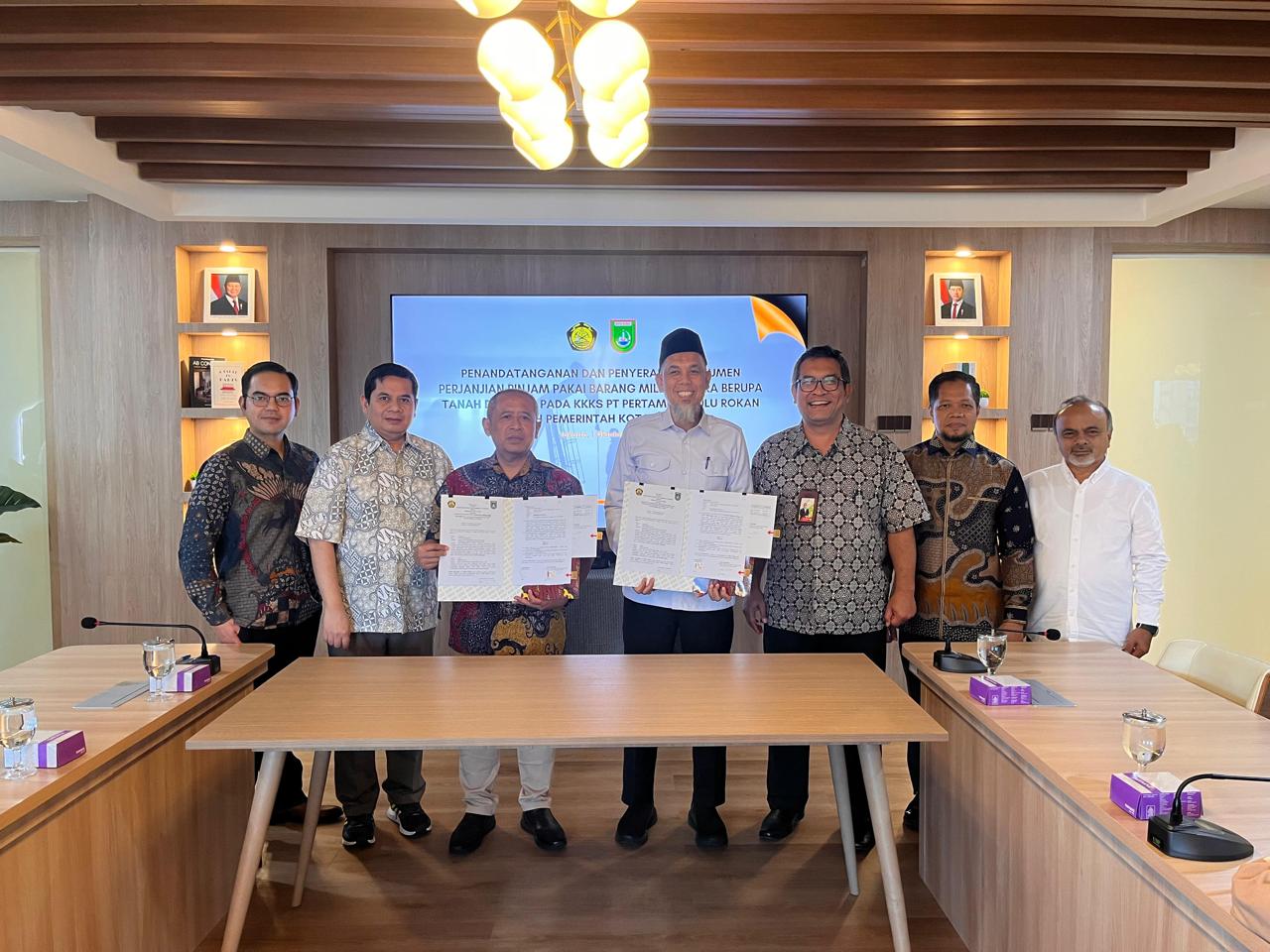 Wako Dumai, Paisal MoU dan penyerahan dokumen perjanjian pinjam pakai BMN hak bangunan atas tanah (foto/bambang)