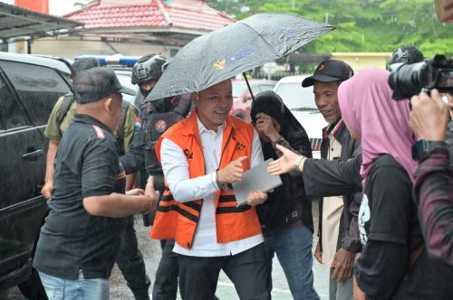 Loyalitas pendukung Abdul Wahid di tengah guyuran hujan (foto/ist)