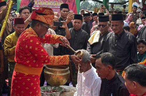 Bupati Pelalawan, Zukri saat hadiri Festival Adat Togak Tonggol dan Mandi Balimau Kasai di Langgam.(foto: andi/halloriau.com)