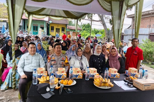 Anggota DPRD Rohil, Devi Parinita jemput aspirasi ibu hamildi Bagansiapiapi.(foto: afrizal/halloriau.com)