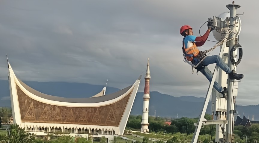 Teknisi jaringan XLSMART sedang melakukan pemeliharaan di atas menara BTS yang berada di Padang, Sumatera Barat beberapa waktu lalu (foto/ist)