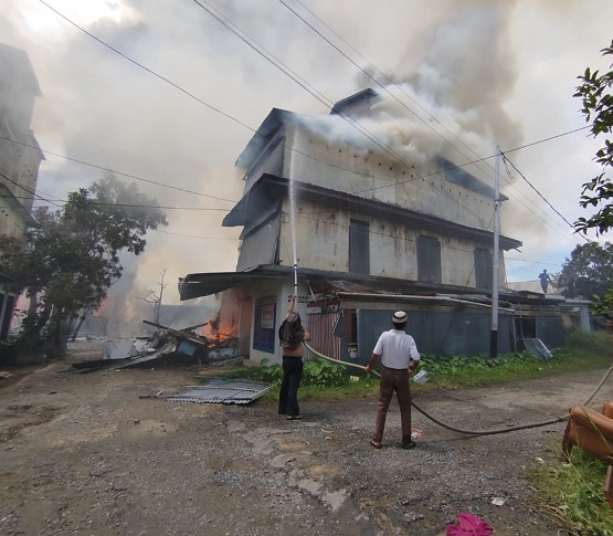 50 rumah hangus dilalap api.