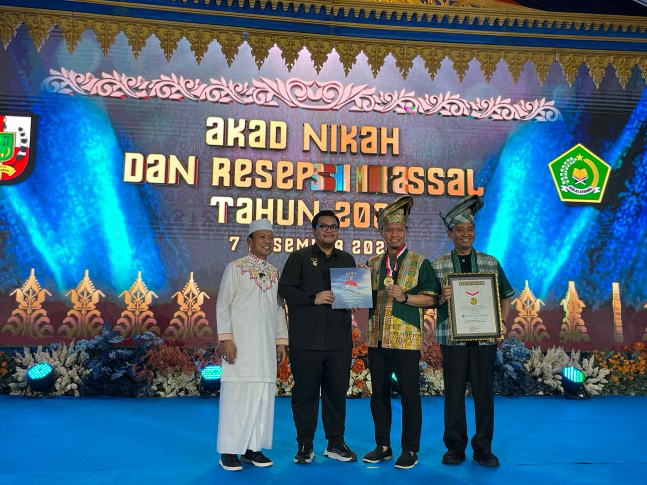 Prosesi tepuk tepung tawar terbanyak, nikah massal Pemko masuk Rekor MURI (foto/Tata)