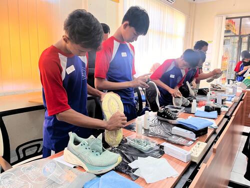 Mahasiswa prodi Magister Komunikasi Korporat Universitas Paramadina mengadakan Workshop Shoecare Inklusif di SLB Negeri 01 Jakarta. (Foto: Istimewa)