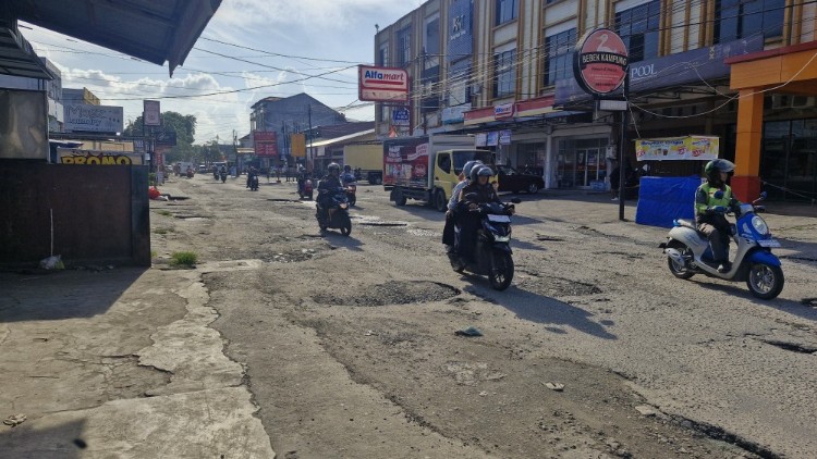 Salah titik kerusakan terlihat di Jalan Belimbing, Marpoyan Damai (foto/Mg2)