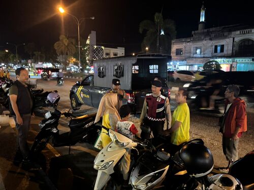 Polres Pelalawan melakukan patroli Blue Light di Kota Pangkalan Kerinci. (Foto: Andy Indrayanto)