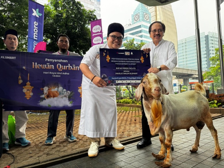 Ketua Majelis Taklim XLSMART, Yanuar Tirta Kumaya (kedua dari kanan) dan Direktur & Chief Regulatory Officer XLSMART, Merza Fachys (paling kanan), saat melakukan penyerahan hewan kurban secara simbolis