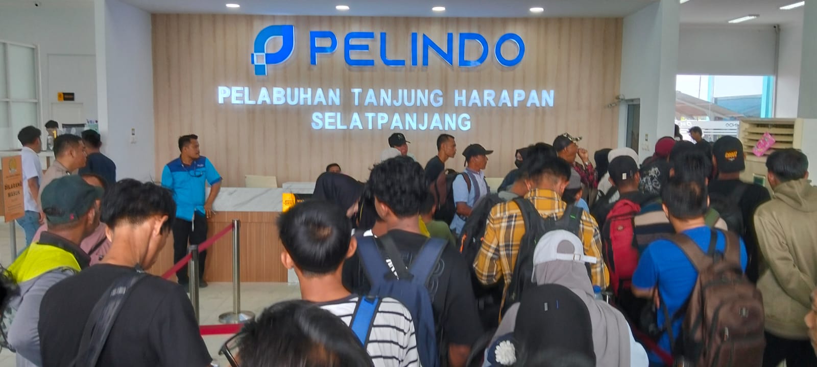 Penumpang tampak padat di Pelabuhan Tanjung Harapan, Selatpanjang,Kepulauan Meranti