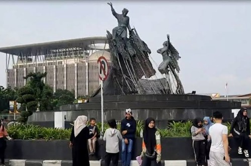 Tugu Zapin di Jalan Sudirman Pekanbaru rusak akibat material dicuri.(foto: int)