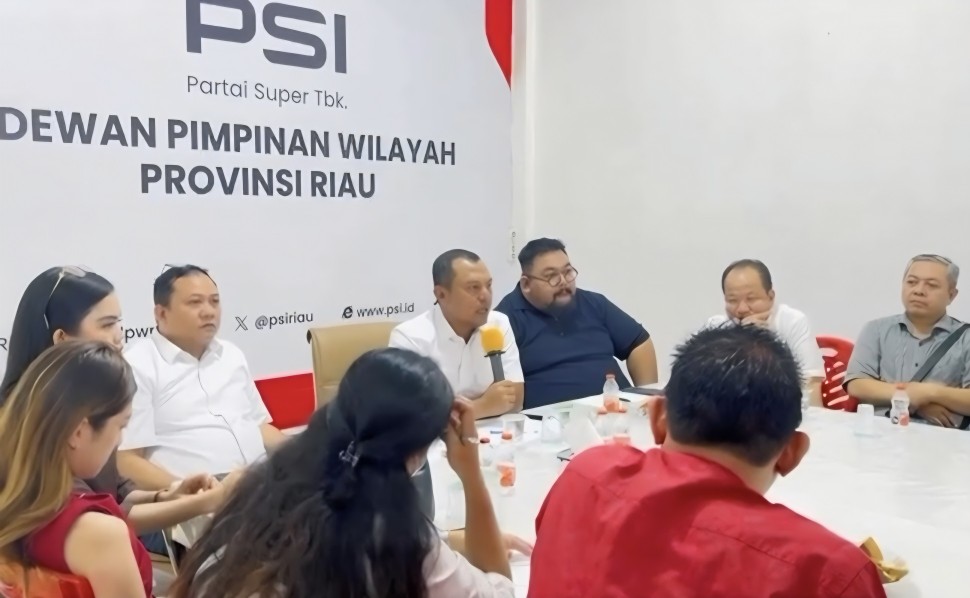 Ketua DPW PSI Riau, Kelmi Amri bersama Sekretaris Juandy dan pengurus lainnya rapat persiapan Rakorwil pekan depan (foto/ist)