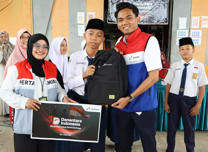 PT Pertamina (Persero) melalui PT Pertamina Hulu Rokan menyalurkan 3.000 paket perlengkapan sekolah setingkat SD dan SMP sederajat di Zona Rokan. SDN 10 Minas dan SMPN 1 Minas menjadi bagian dari sekolah yang dikunjungi perwira Pertamina dalam rangka menyambut HUT Ke-1 Danantara.
