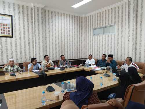 Komisi B DPRD Rohil menggelar RDP krisis solar untuk nelayan di Bagansiapiapi. (Foto: Afrizal)