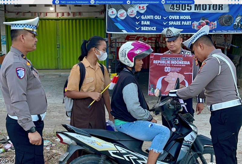 Polres Pelalawan bagikan Bendera Merah Putih gratis di Pangkalan Kerinci (foto/Andy)