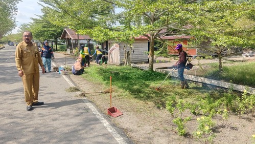 DLH Rokan Hilir melakukan pembersihan dan penataan kota. (Foto: Afrizal)
