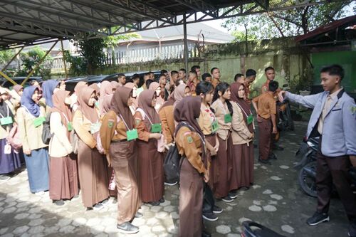 Suasana penuh antusiasme mewarnai hari pertama sekolah di SMA 2 Pekanbaru. (Foto: Sri Wahyuni)