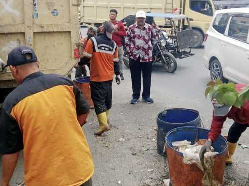 Tim kebersihan dari Pemkab Rohil dikerahkan untuk membersihkan sampah di sepanjang jalan utama di Bagan Batu. (Foto: Afrizal)