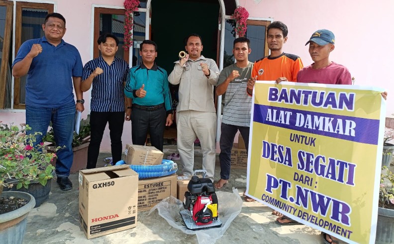 Perkuat pencegahan Karhutla, PT NWR salurkan bantuan mesin mini striker (foto/Andy)