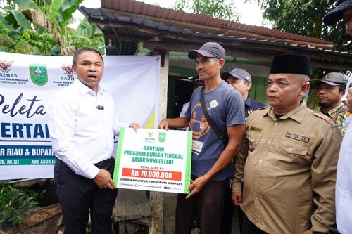 Gubernur Riau Abdul Wahid meletakkan batu pertama pembangunan RLH di Inhu. (Foto: Media Center Riau)