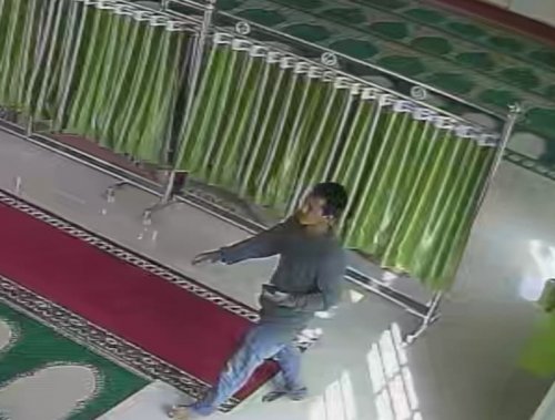 Wajah pelaku terekam CCTV.