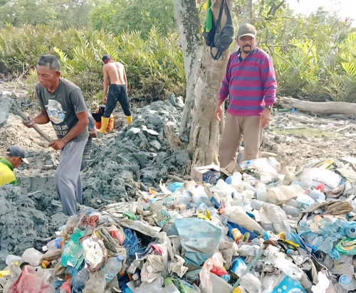 DLH Rohil melakukan aksi pembersihan lingkungan dari malaria. (Foto: Afrizal)