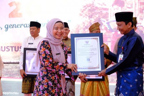 Kepala Bapenda Riau, Ninno Wastikasari menerima penghargaan pengelolaan arsip terbaik (foto/ist)