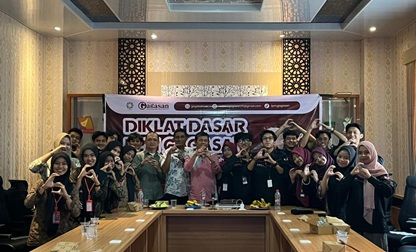 Peserta Dikdas Jurnalistik 2026 LPM Gagasan foto bersama Kapodi Ilmu Komunikasi UIN Suska Riau, Dr Musfialdy (foto/ist)