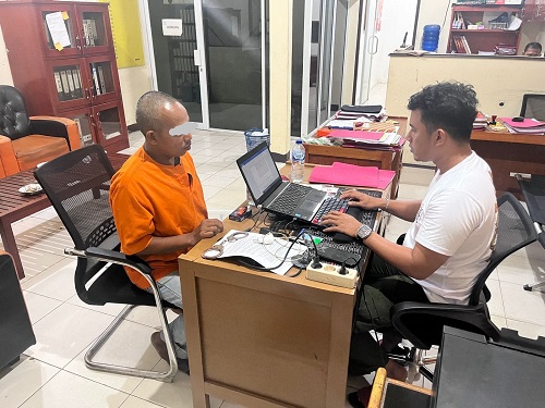 Tersangka A saat diamankan di Mapolsek Bandar Sei Kijang.(foto: andi/halloriau.com)