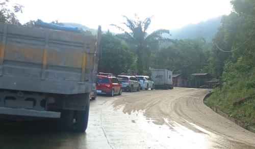 Macet panjang akibat jalur buka tutup di titik longsor wilayah Manggilang, Sumbar.(foto: barkah/halloriau.com)