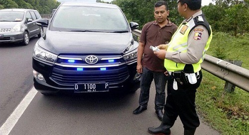Penindakan kendaraan pribadi menggunakan lampu strobo.(foto: int)