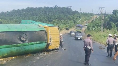 Truk CPO terguling di Jalan Lintas Pekanbaru-Duri KM 40 menumpahkan ribuan liter minyak mentah.(foto: tribunpekanbaru.com)