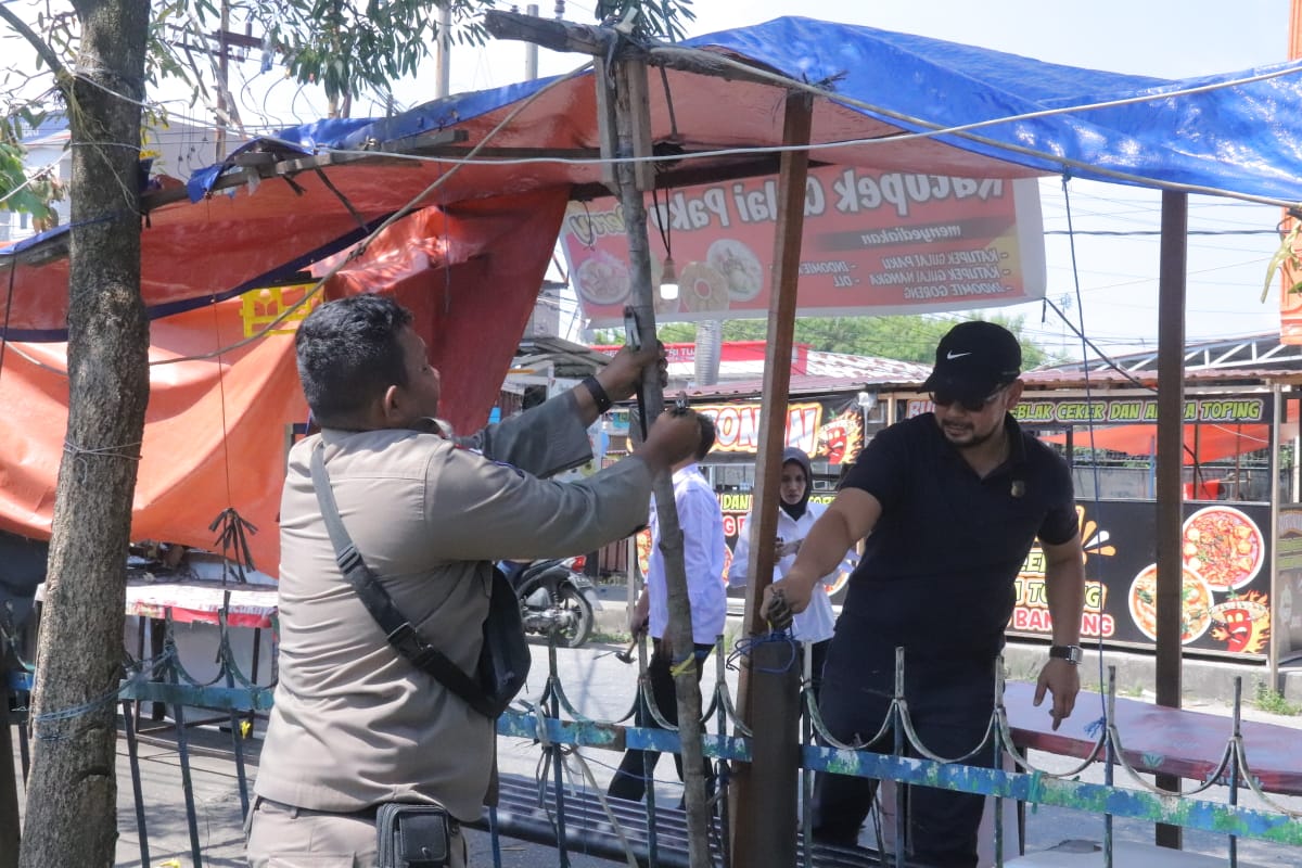 Satpol PP tertibkan 23 lapak PKL di Jalan HR Soebrantas Pekanbaru (foto/dini)