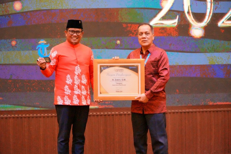 Bupati Pelalawan, H. Zukri, S.M., M.M., menerima penghargaan Tribun Pekanbaru Digital Award 2025 sebagai Kepala Daerah Paling Inovatif (foto/Andy)