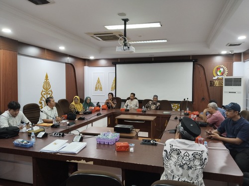 Warga Labuh Baru mengadu ke Komisi IV DPRD Pekanbaru soal banjir tahunan yang merendam pemukiman. (Foto: Mimi Purwanti)