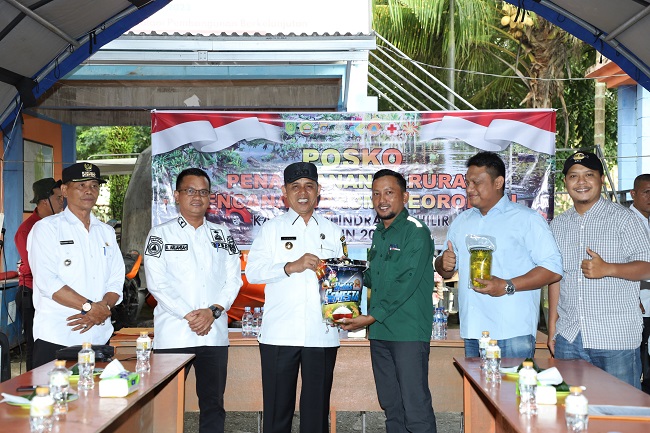 Herman Pejabat Bupati Inhil menerima sekaligus menyalurkan bantuan dari PT SRL untuk masyarakat terdampak banjir di Kecamatan Tempuling