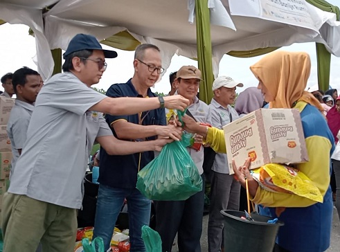 Perwakilan Marsar dan Masinno Group saat menyalurkan 580 paket sembako kepada korban banjir di Kecamatan Rumbai, Pekanbaru, Jumat (7/3/2025).