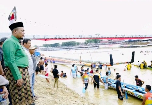 Bupati dan Wakil Bupati Indragiri Hulu, Ade Agus Hartanto dan Hendrizal, menghadiri Festival Pacu Jalur di Kuantan Singingi. (Foto: Andri Subakti)