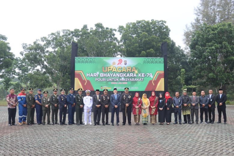 Kapolres Dumai AKBP Hardi Dinata foto bersama Wako Dumai Paisal dan undangan lainnya usai upacara HUT Bhayangkara ke-79 (foto/bambang)