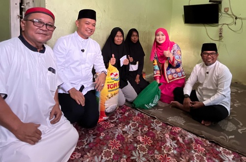 Bupati Pelalawan, Zukri salurkan Bansos untuk warga.(foto: andi/halloriau.com)