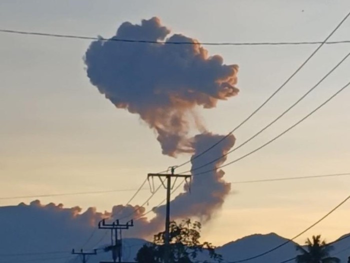 Gunung Marapi di Sumatera Barat erupsi hari ini (foto/detik)