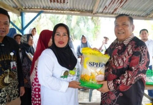 Plt Gubri bagikan beras dan MinyaKita.